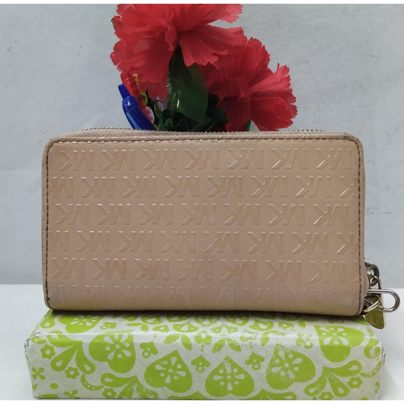 Michael Kors Beige Leather Zip Around Credit Card ID Window Wallet - Picture 2 of 12
